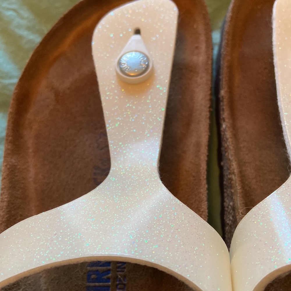 Birkenstock Gizeh sandal in Birko-Flor. Glittery!!